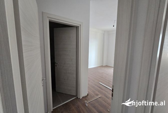 Shtepi ne shitje Apartament ne Tirane, 2+1, Mobilimi E mobiluar, Pagesa 192,000  Euro.