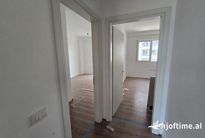 Shtepi ne shitje Apartament ne Tirane, 2+1, Mobilimi E mobiluar, Pagesa 192,000  Euro.