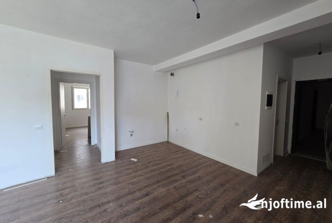 Shtepi ne shitje Apartament ne Tirane, 2+1, Mobilimi E mobiluar, Pagesa 192,000  Euro.