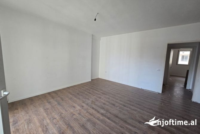 Shtepi ne shitje Apartament ne Tirane, 2+1, Mobilimi E mobiluar, Pagesa 192,000  Euro.
