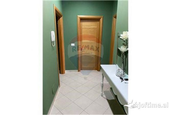 Shtepi ne shitje Apartament ne Tirane, 2+1, Mobilimi E mobiluar, Pagesa 130,000  Euro.