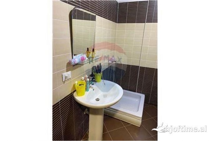 Shtepi ne shitje Apartament ne Tirane, 2+1, Mobilimi E mobiluar, Pagesa 130,000  Euro.