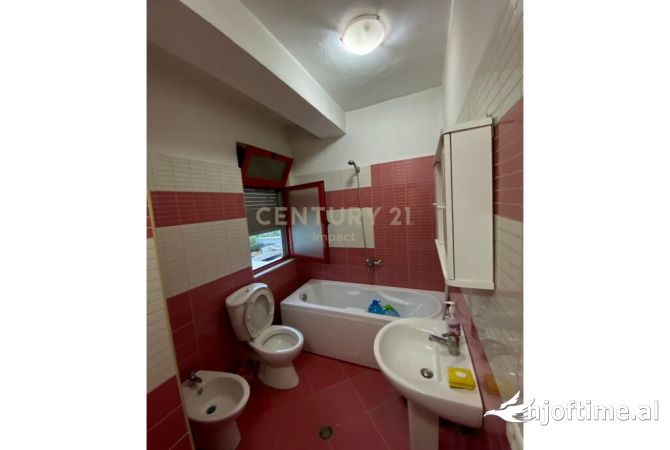 Shtepi ne shitje Apartament ne Tirane, 2+1, Mobilimi E mobiluar, Pagesa 105,000  Euro.