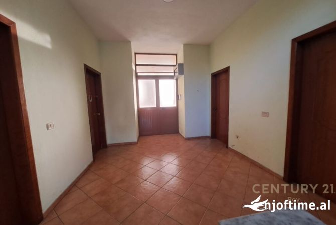 Ambiente Commerciale in Vendita 5+1 a Durazzo - 530,000 Euro