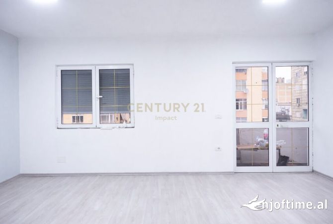 Ambient biznesi me qera 3+1 ne Tirane - 1,000 Euro