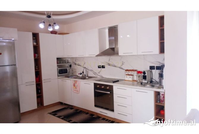 Shtepi ne shitje Apartament ne Tirane, 4+1, Mobilimi E mobiluar, Pagesa 370,000  Euro.