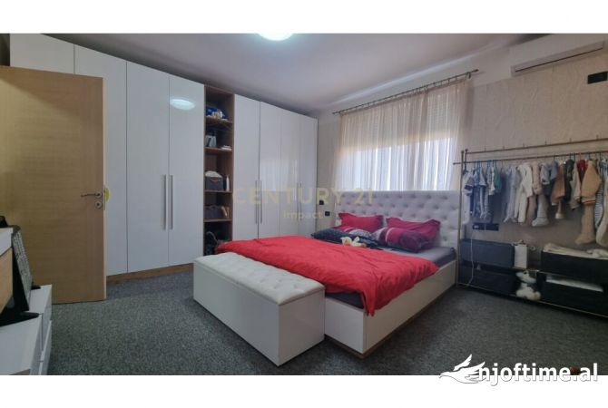 Shtepi ne shitje Apartament ne Tirane, 4+1, Mobilimi E mobiluar, Pagesa 370,000  Euro.