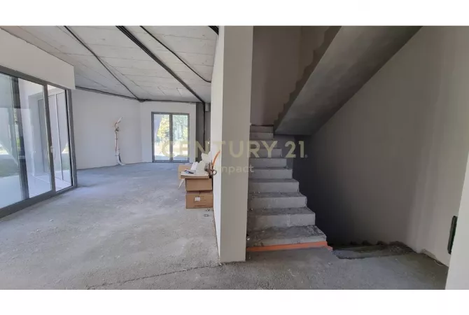 Shtepi ne shitje Vila Luksoze ne Tirane, 3+1, Mobilimi Bosh, pa mobiluar, Pagesa 1,550,000  Euro.