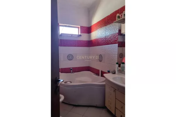 Shtepi ne shitje Shtepi Private ne Tirane, 7+1, Mobilimi Pjeserisht e mobiluar, Pagesa 590,000  Euro.