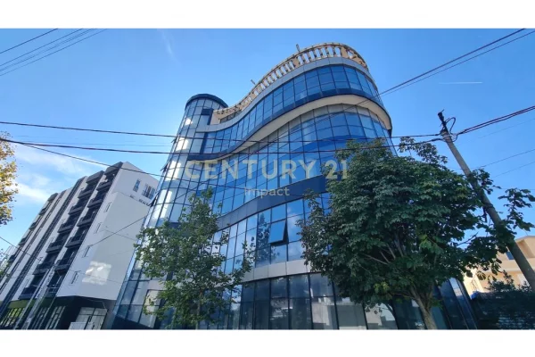 Ambiente Commerciale in Affitto 3+1 a Tirana - 10,000 Euro