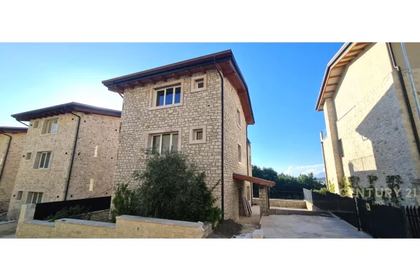 Shtepi ne shitje 3+1 ne Tirane - 950,000 Euro