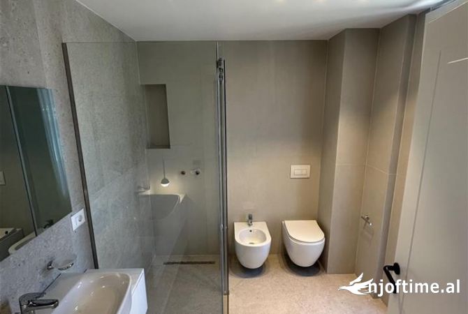 Shtepi me qera Apartament ne Tirane, 3+1, Mobilimi Pjeserisht e mobiluar, Pagesa 3,500  Euro.