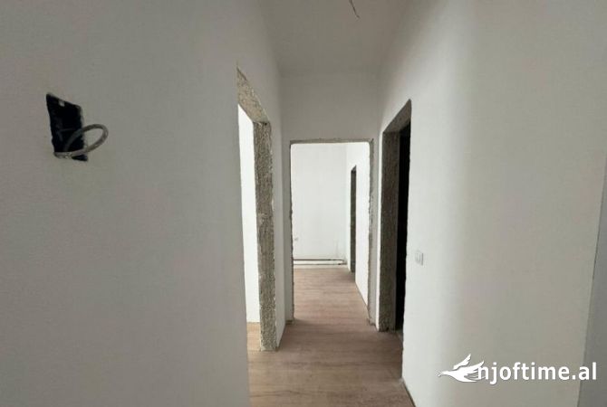 Shtepi ne shitje Apartament ne Tirane, 2+1, Mobilimi Bosh, pa mobiluar, Pagesa 98,600  Euro.