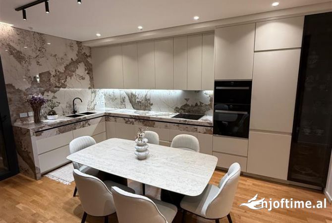 Shtepi ne shitje Apartament ne Tirane, 3+1, Mobilimi Pjeserisht e mobiluar, Pagesa 416,000  Euro.