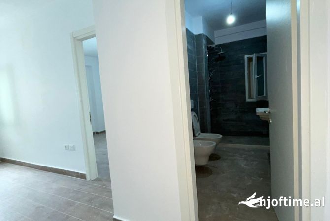 Shtepi ne shitje Apartament ne Tirane, 1+1, Mobilimi Bosh, pa mobiluar, Pagesa 75,000  Euro.