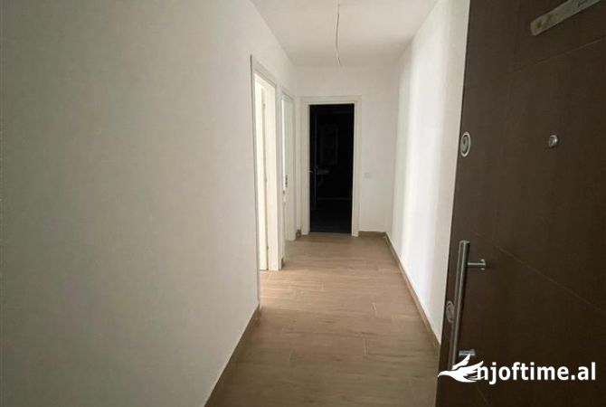 Shtepi ne shitje Apartament ne Tirane, 1+1, Mobilimi Bosh, pa mobiluar, Pagesa 119,374  Euro.