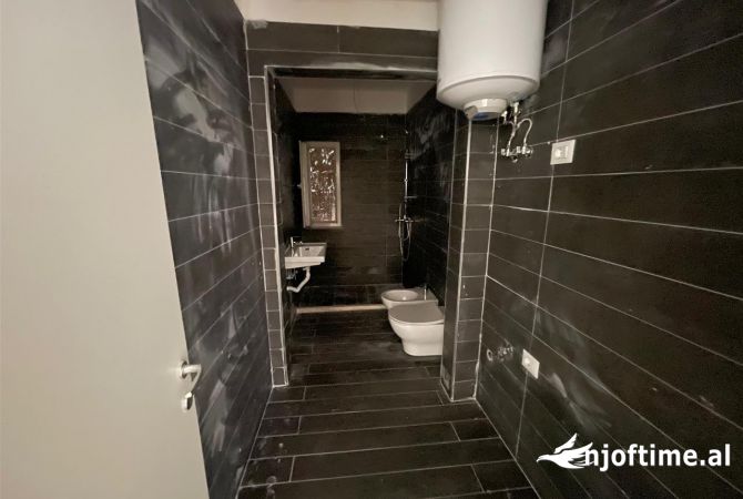 Shtepi ne shitje Apartament ne Tirane, 1+1, Mobilimi Bosh, pa mobiluar, Pagesa 119,374  Euro.
