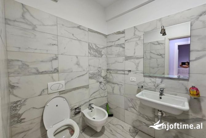 Shtepi me qera Apartament ne Tirane, 3+1, Mobilimi E mobiluar, Pagesa 1,000  Euro.