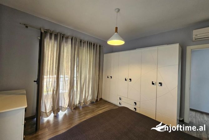 Shtepi me qera Apartament ne Tirane, 3+1, Mobilimi E mobiluar, Pagesa 1,000  Euro.