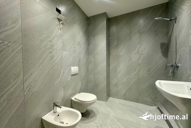 Shtepi ne shitje Apartament ne Tirane, 2+1, Mobilimi Bosh, pa mobiluar, Pagesa 400,000  Euro.