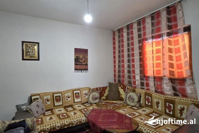 Shtepi ne shitje Apartament ne Tirane, 3+1, Mobilimi E mobiluar, Pagesa 135,000  Euro.