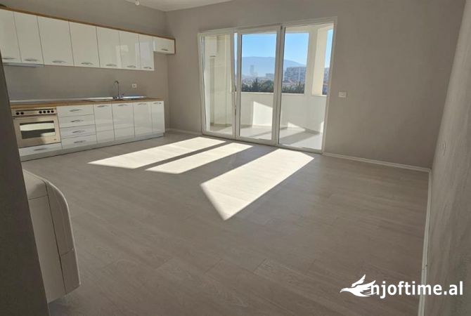 Ambient biznesi me qera 2+1 ne Tirane - 620 Euro
