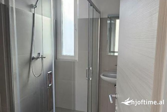 Ambient biznesi me qera 2+1 ne Tirane - 620 Euro