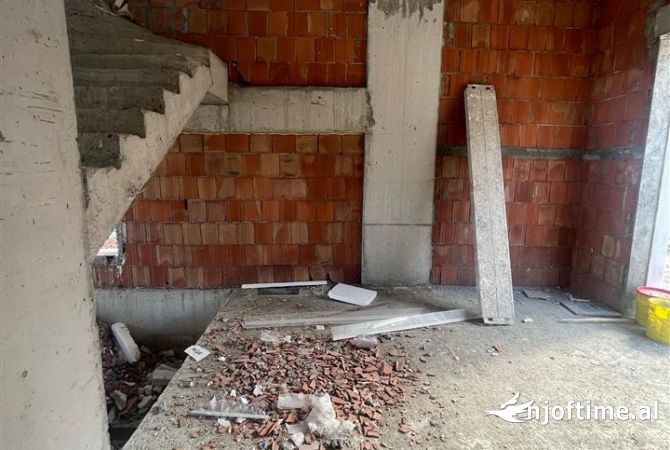 Shtepi ne shitje Apartament ne Tirane, 4+1, Mobilimi Bosh, pa mobiluar, Pagesa 540,000  Euro.