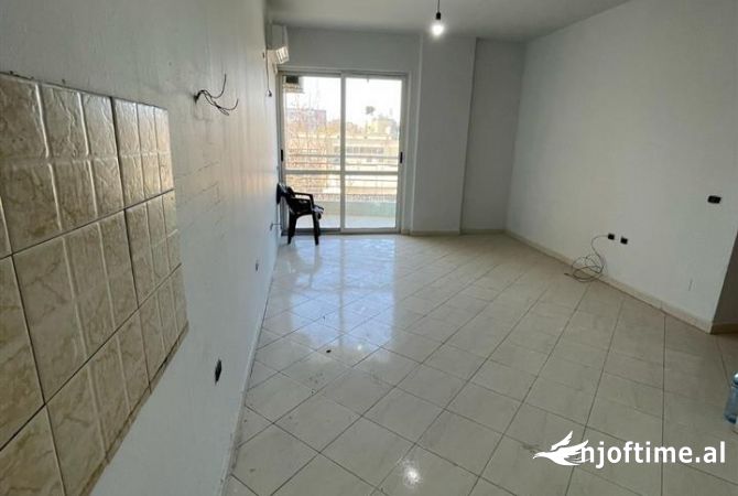 Shtepi ne shitje Apartament ne Tirane, 1+1, Mobilimi E mobiluar, Pagesa 110,000  Euro.