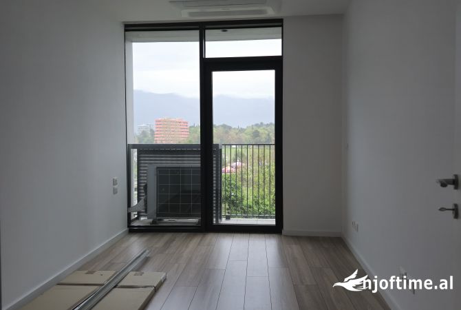 Ambient biznesi me qera 3+1 ne Tirane - 1,200 Euro