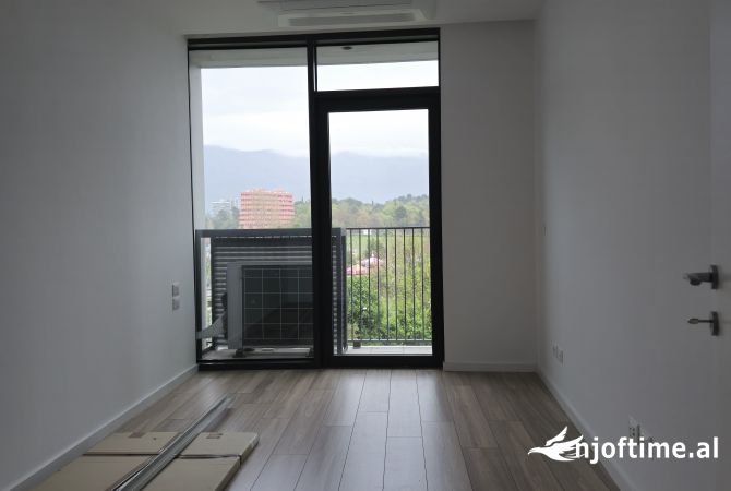 Ambient biznesi me qera 3+1 ne Tirane - 1,200 Euro