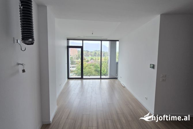 Ambient biznesi me qera 3+1 ne Tirane - 1,200 Euro
