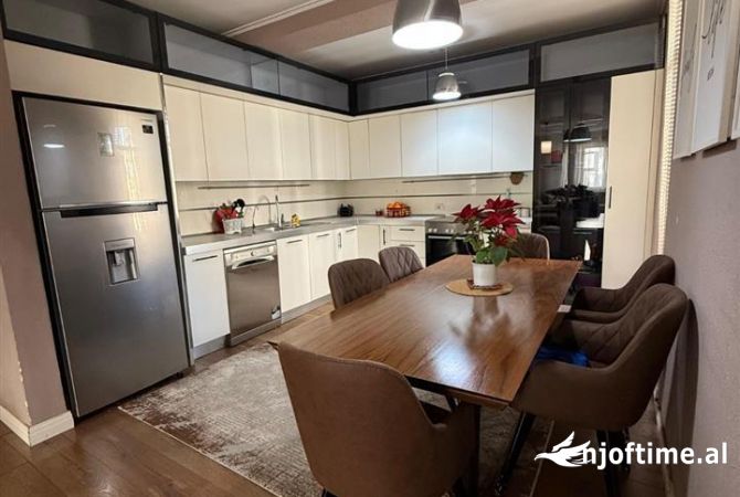 Shtepi ne shitje Apartament ne Tirane, 3+1, Mobilimi E mobiluar, Pagesa 310,000  Euro.