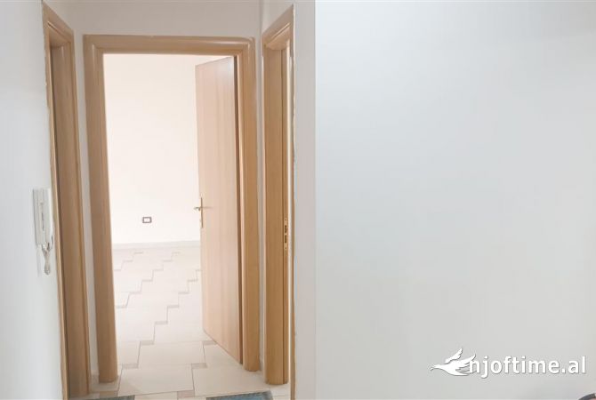 Ambient biznesi me qera 3+1 ne Tirane - 1,100 Euro