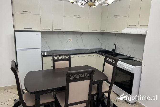 Shtepi me qera Apartament ne Tirane, 2+1, Mobilimi E mobiluar, Pagesa 700  Euro.