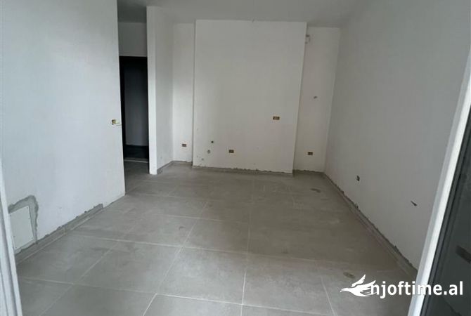 Shtepi ne shitje Apartament ne Tirane, 1+1, Mobilimi Bosh, pa mobiluar, Pagesa 66,000  Euro.