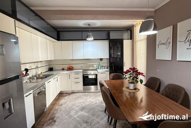 Shtepi ne shitje Apartament ne Tirane, 2+1, Mobilimi E mobiluar, Pagesa 310,000  Euro.