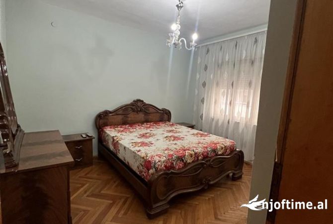 Shtepi ne shitje Apartament ne Tirane, 1+1, Mobilimi Pjeserisht e mobiluar, Pagesa 153,000  Euro.
