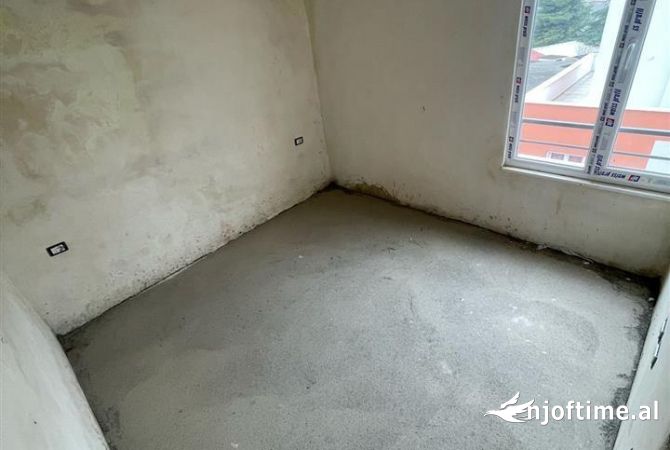 Shtepi ne shitje Apartament ne Tirane, 2+1, Mobilimi Bosh, pa mobiluar, Pagesa 102,000  Euro.