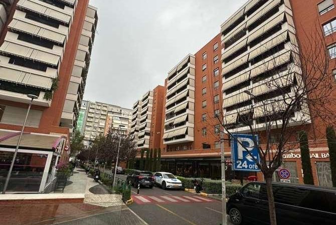 Ambient biznesi me qera 2+1 ne Tirane - 2,000 Euro