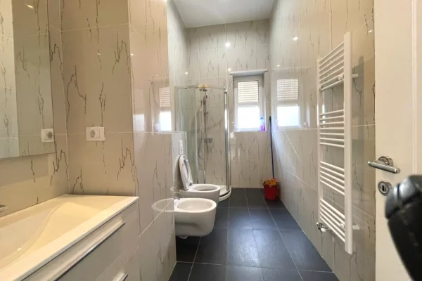 Shtepi me qera 5+1 ne Tirane - 5,300 Euro