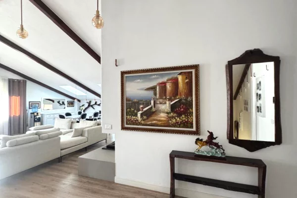 Shtepi me qera 4+1 ne Tirane - 2,200 Euro