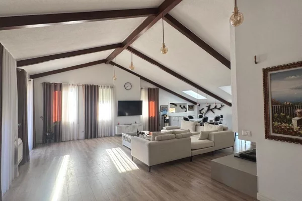 Shtepi me qera 4+1 ne Tirane - 2,200 Euro