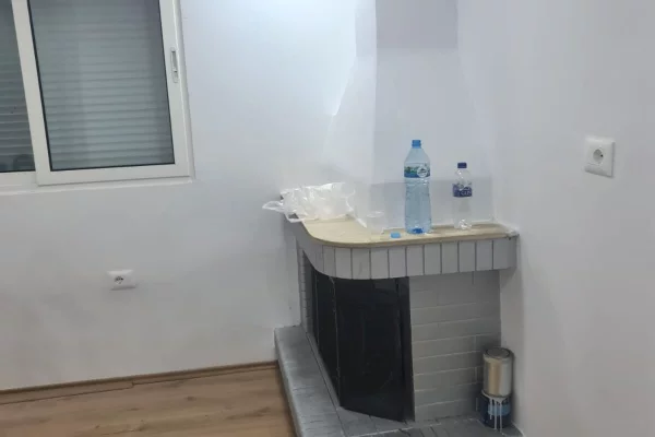Shtepi ne shitje Apartament ne Tirane, 2+1, Mobilimi Bosh, pa mobiluar, Pagesa 165,000  Euro.