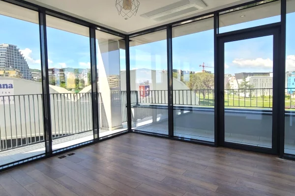 LAKE VIEW-AMBIENT BIZNESI PER QERA 131 M2 