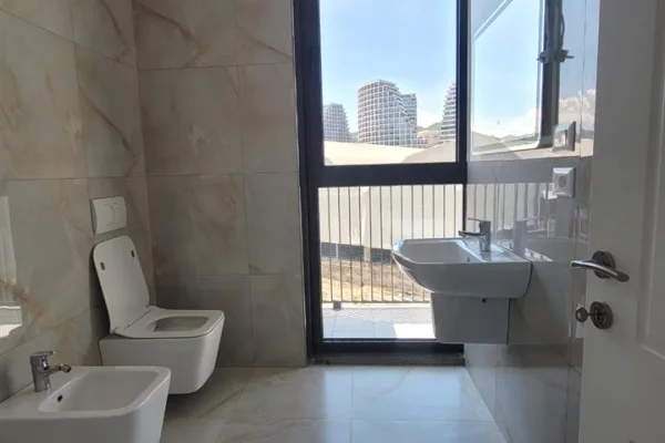 Ambient biznesi me qera 3+1 ne Tirane - 1,400 Euro