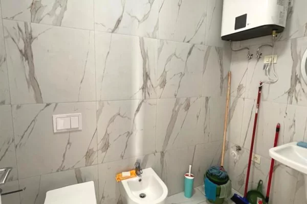 GOLDEN TOWER-AMBIENT BIZNESI PER QERA 