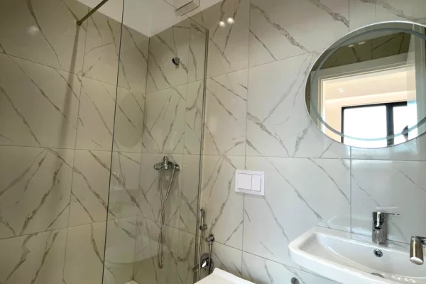 Ambient biznesi me qera 3+1 ne Tirane - 100,000 Leke