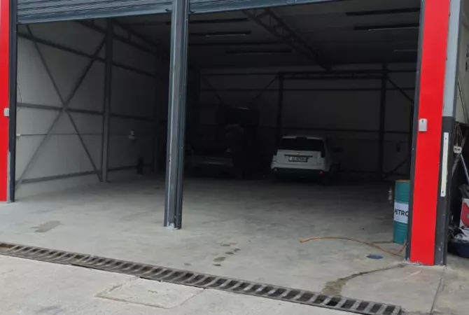 Ambiente Commerciale in Affitto 4+1 a Tirana - 1,100 Euro