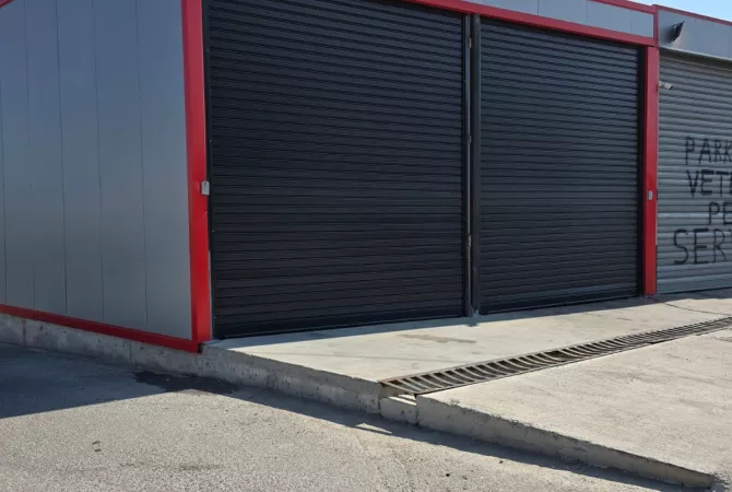 Ambiente Commerciale in Affitto 4+1 a Tirana - 1,100 Euro